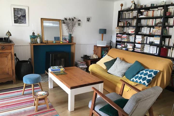 A 5-minute walk from the beaches and a city of history, our house (and the cat)! in Port-Louis, Côte des Mégalithes