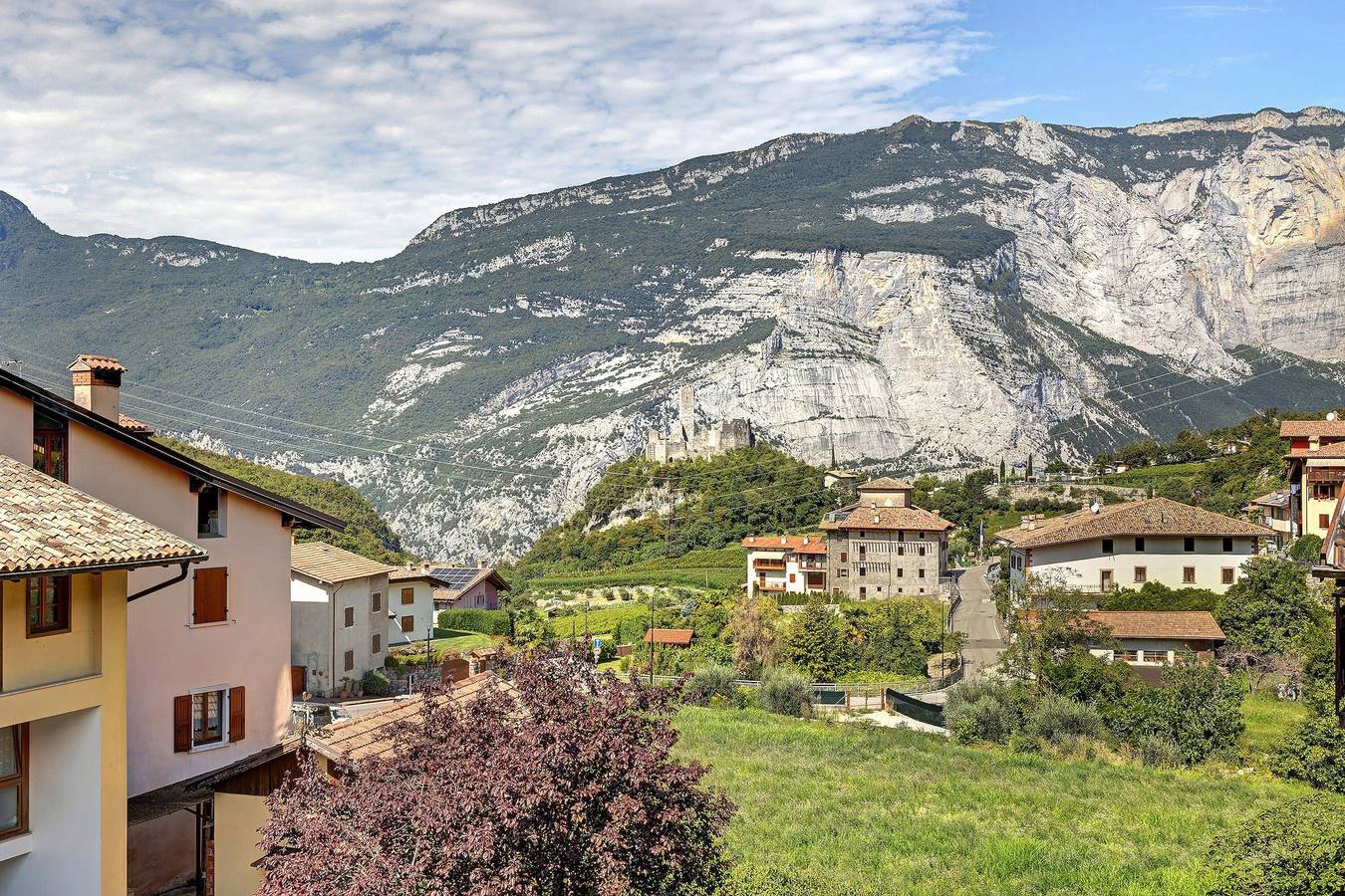 Geheel appartement, Appartement 'Castle View' met uitzicht op de bergen, balkon en Wifi in Drena, Garda Bergen