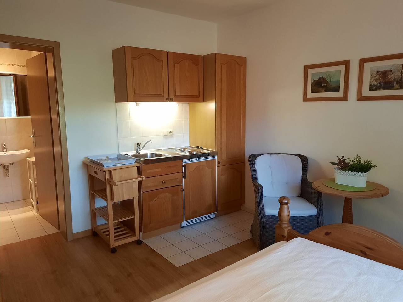 Ganze Wohnung, Auf dem Fischland, einem schmalen Landstrich zwischen Meer und Bodden, finden Sie unser Appartementhaus im Ortsteil Niehagen des Ostseebades Ahrenshoop. in Niehagen, Ahrenshoop