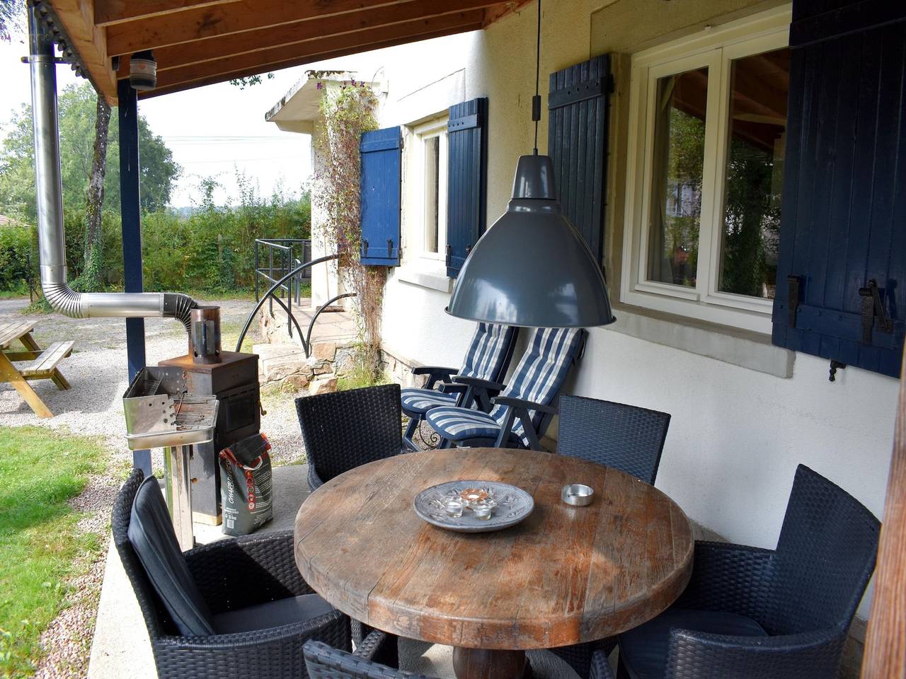 Holiday home with covered terrace at the edge of the Parc Regional du Morvan in Saint-Honoré-les-Bains, Parque natural de Morvan