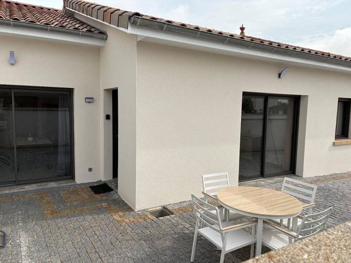 Location de vacances pour 6 personnes, avec piscine ainsi que vue et jardin à Crêches-sur-Saône - 3