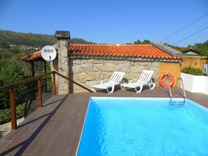 Location de vacances pour 2 personnes, avec bassin pour enfant et jardin ainsi que piscine et vue dans Ponte da Barca - 2