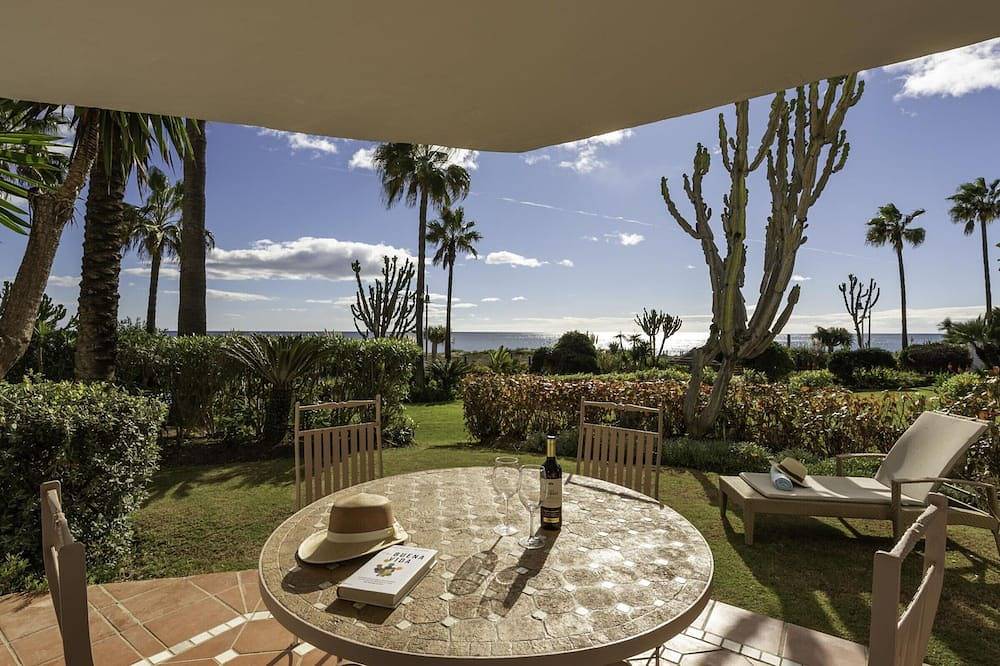 Entire apartment, Luxury beachfront apartment in Estepona in Saladillo Benamara, Estepona