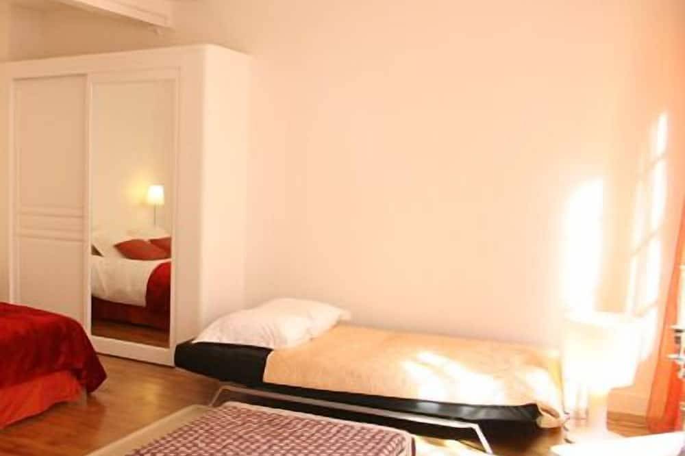 Appartement entier, Grand studio Charme & Calme bordure Marais in Paris, Île de France