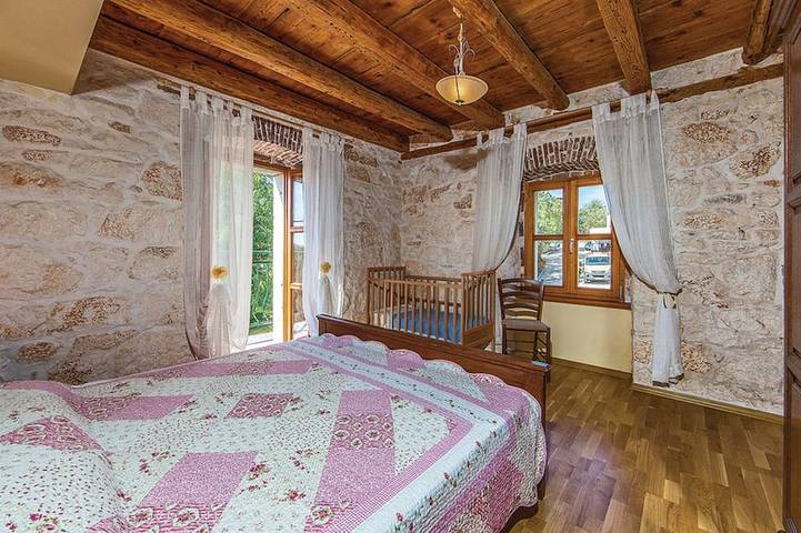Belle villa avec piscine, vue sur la mer, barbecue, wifi, adapté aux familles in Fuskulin, Région de Porec