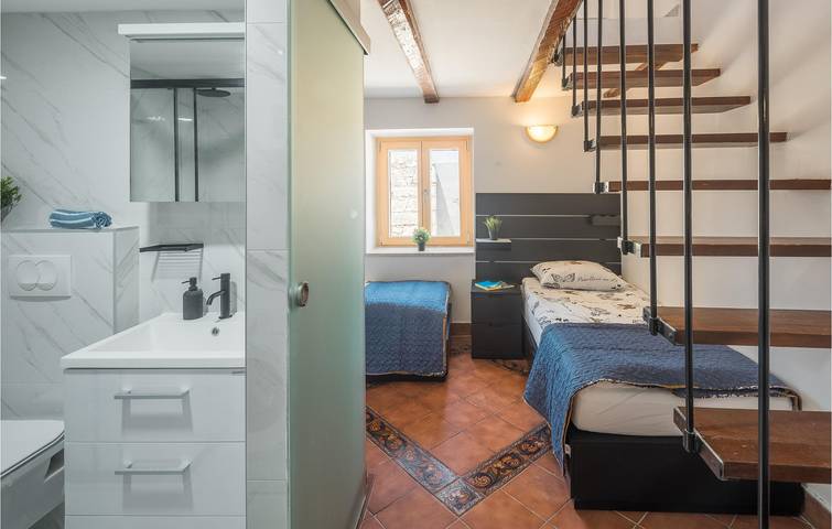 Gemütliche Ferienwohnung mit Terrasse, 2 km vom Strand entfernt – WLAN und Klimaanlage inklusive in Vrsar, Općina Vrsar