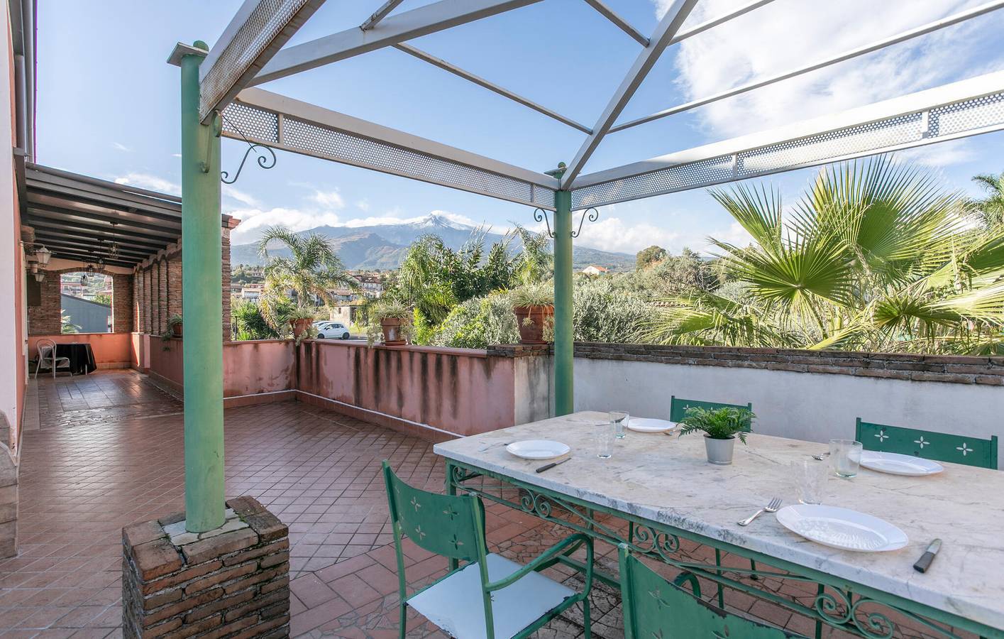 Geheel vakantieappartement, Appartement met zeezicht, zwembad, terras & parkeerplaats in Santa Venerina in Santa Venerina, Etna