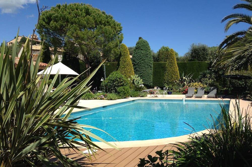 Entire apartment, Appartment of charm in a villa of standing with swimming pool in Grasse, Cannes region