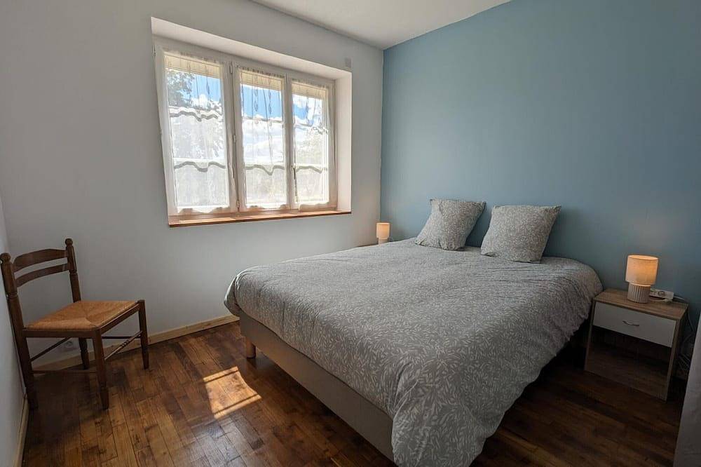Maison spacieuse avec piscine privée, climatisation, Wi-Fi, animaux acceptés et parking in Montbron, Charente