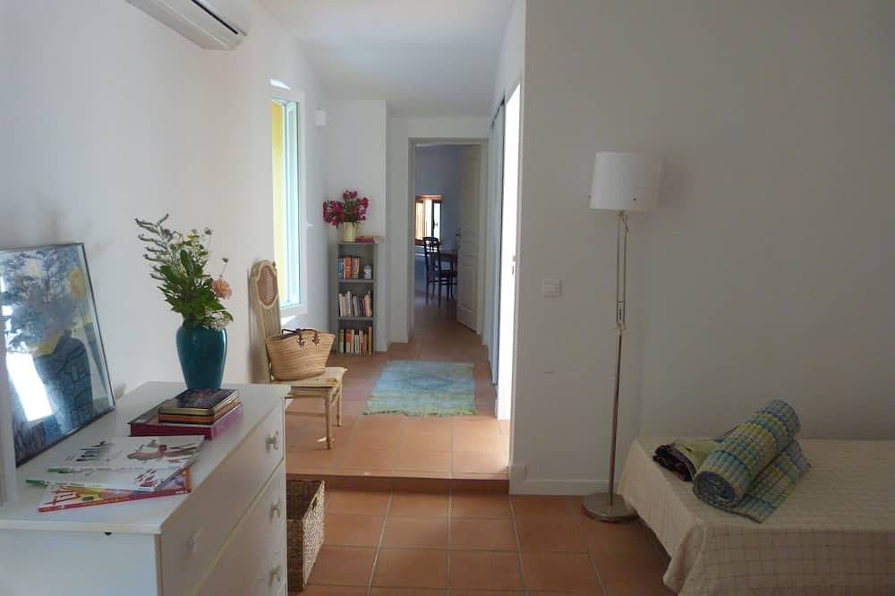 Entire apartment, 15 mins from Cassis, apartment in a Provencal country house in Roquevaire, Marseille region