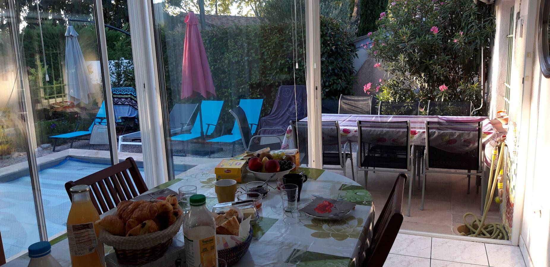 Guest Rooms 'Le Paradis' with Shared Pool, Wi-Fi and Air Conditioning in Le Luc, Draguignan region