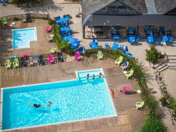 Station pour 5 personnes, avec piscine et terrasse à Seillac