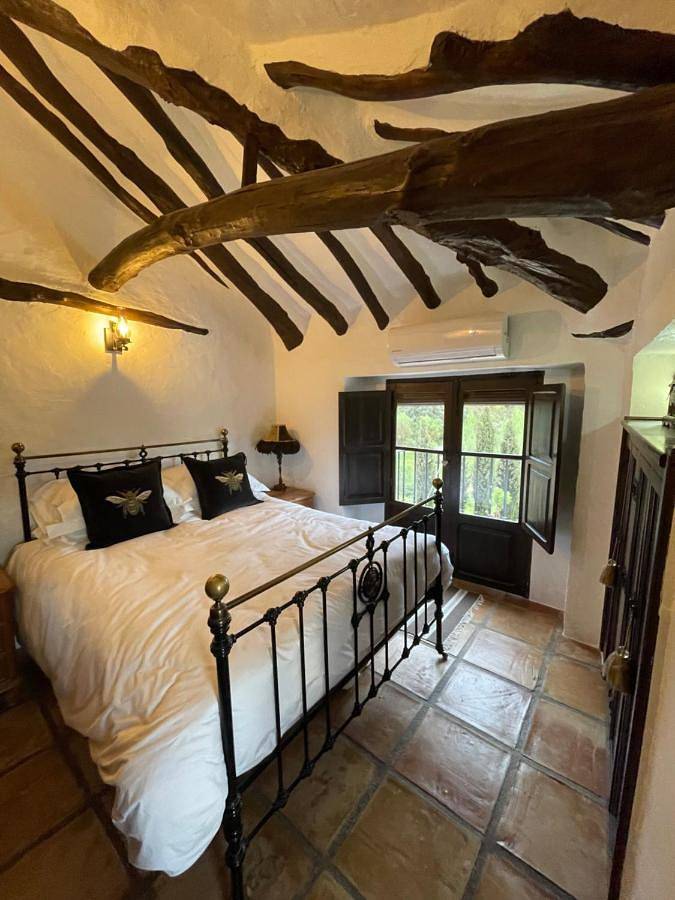 Cama y desayuno para 2 personas, con piscina además de jacuzzi y jardín en Villanueva del Rosario