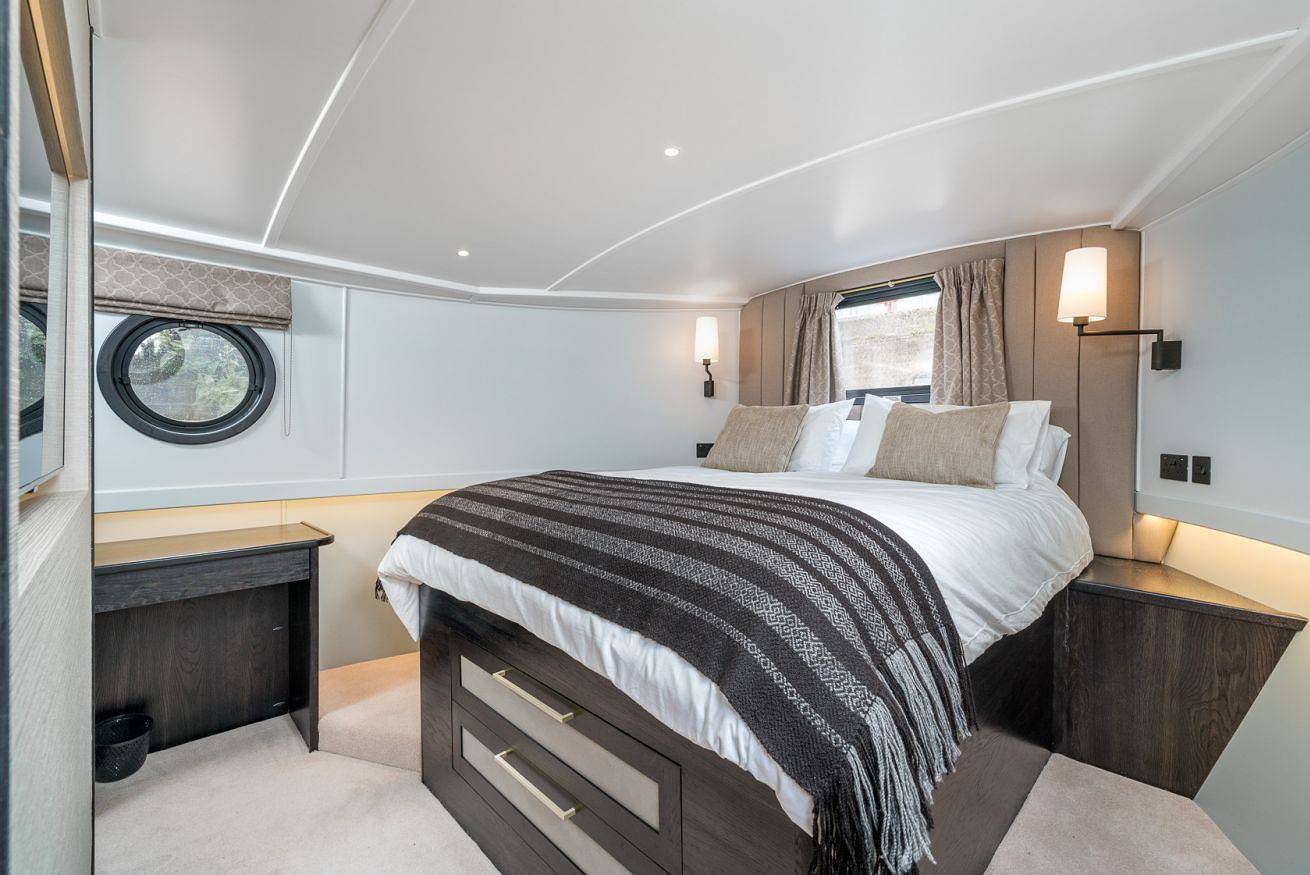Elegant houseboat near Canary Wharf in Tower Hamlets, London