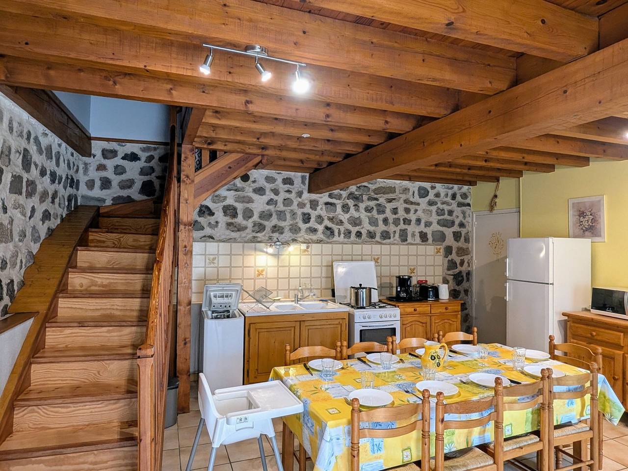 Ancien presbytère avec 3 chambres au pied d'une forteresse médiévale in Arlempdes, Haute-Loire