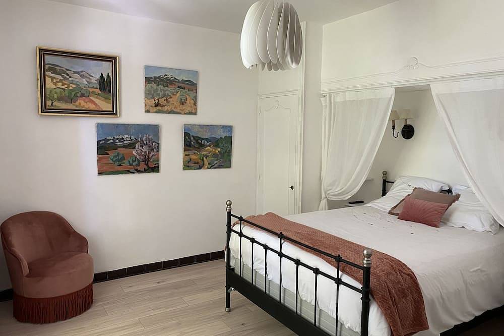 Renovated, spacious Les toiles à Elise mansion with swimming pool in Saint-Geniès-de-Comolas, Nimes region