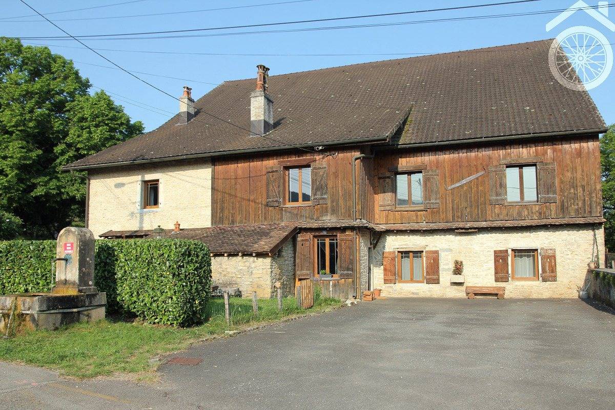 Maison d'hôtes L'hôtentique, au bord de l'Eurovelo 6 - Tricycle in Roche-lès-Clerval, Doubs