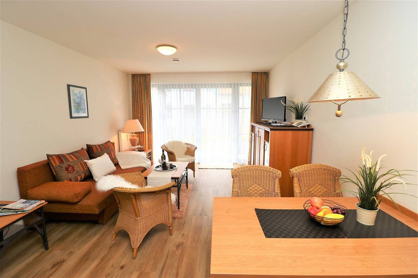 Entire apartment, Ferienwohnung mit Terrasse direkt hinter der Düne nur wenige Schritte zum Strand in Wustrow, Fischland