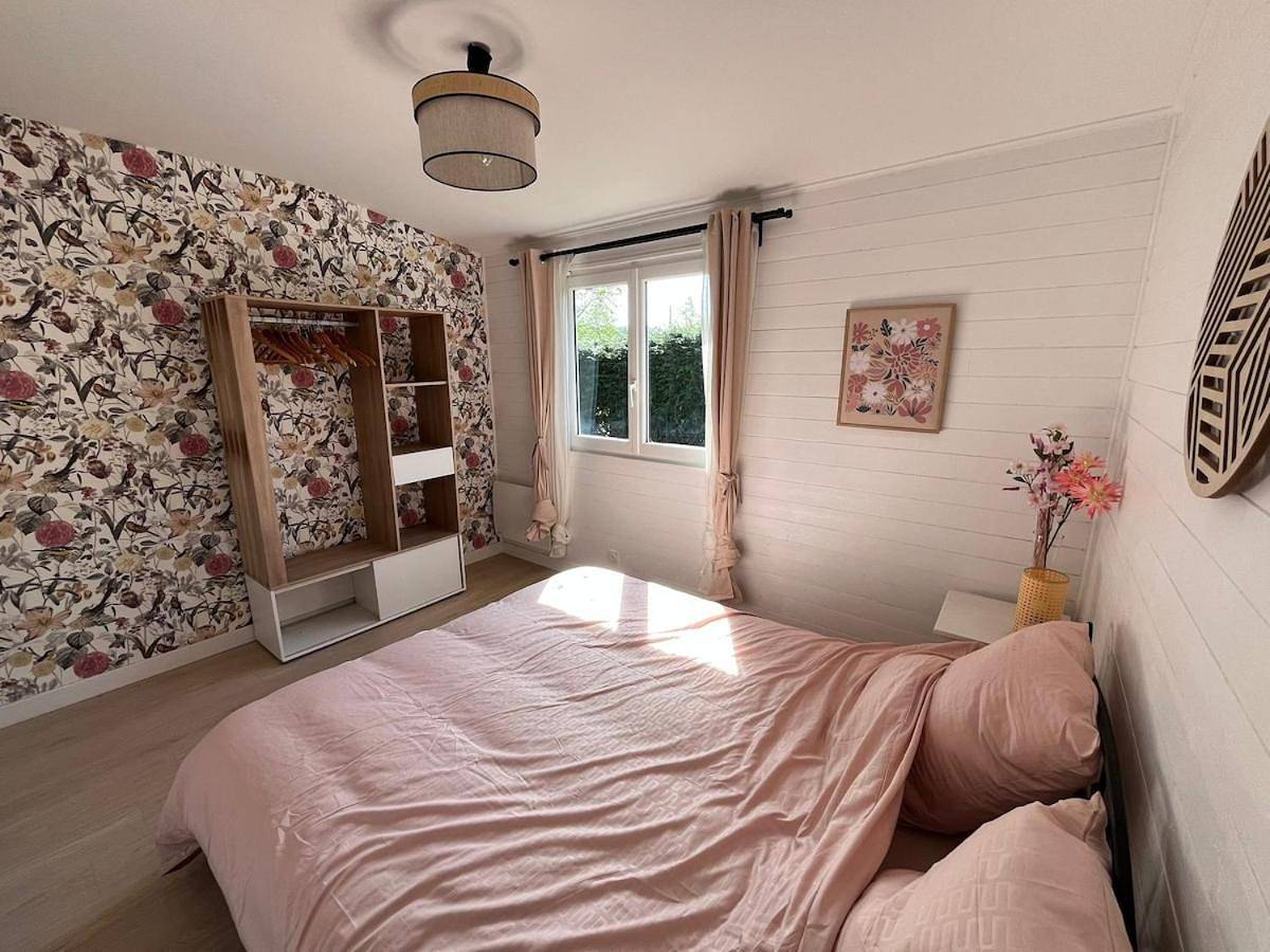 Chalet Standing de 55 m2 avec jardin clos, en bord de rivière, proche Disneyland, avec piscine et trampoline in Crécy-la-Chapelle, Seine-et-Marne