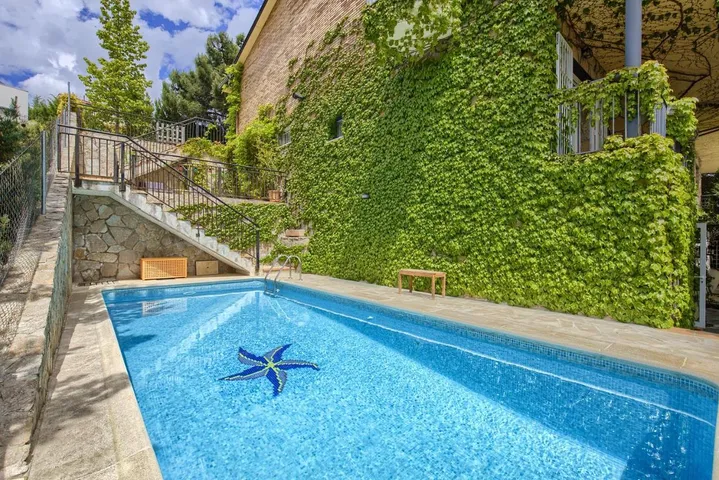 Maison de vacances pour 12 personnes, avec piscine et jardin ainsi que vue et balcon - 1