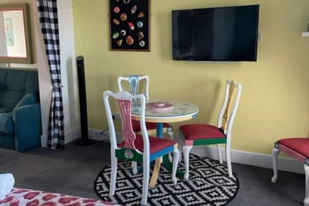 Entire apartment, \"The Parlour\" Seafront Apartment in Eastbourne, East Sussex
