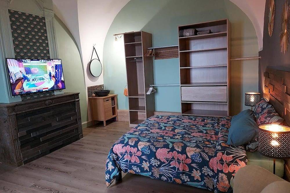 Entire apartment, Spacious Apartment**** Balcony, Terrace, Garden, Parking + Charging Station, Air Conditioning in Montaigu (Jura), Jura