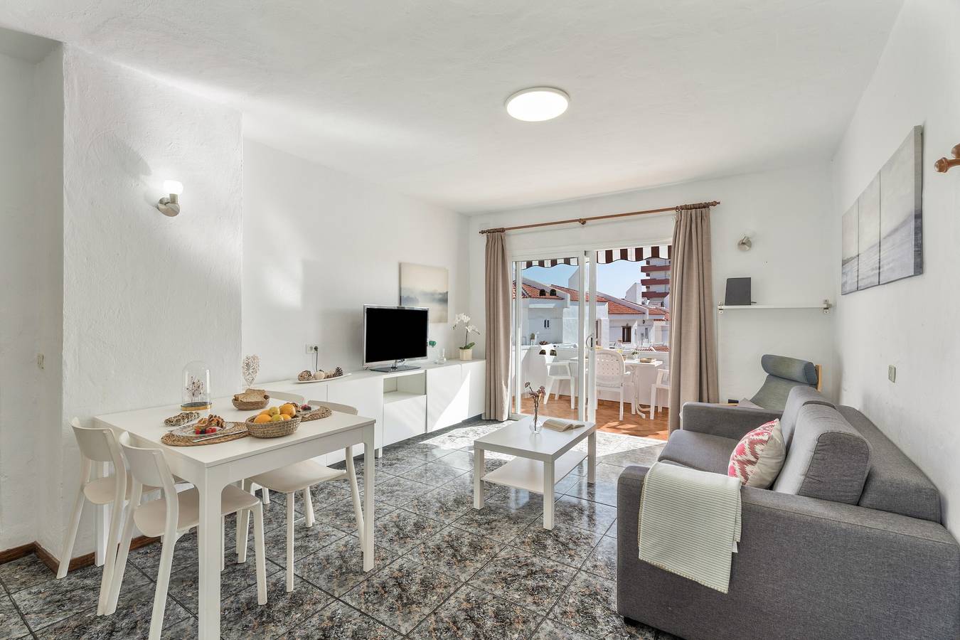 Apartamento entero, Apartamento vacacional 'Ático 21-5' con piscina comunitaria, terraza privada y Wi-Fi in Playa de las Américas, Arona 