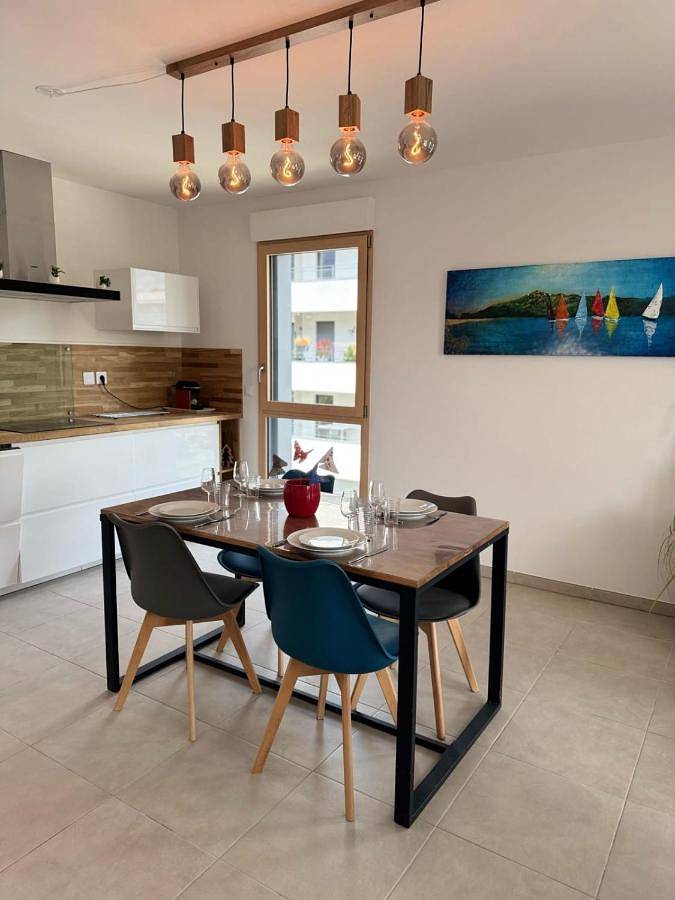 Gîte pour 6 personnes, avec vue sur le lac et balcon dans Esplanade du Lac ( Aix-les-Bains) - 2