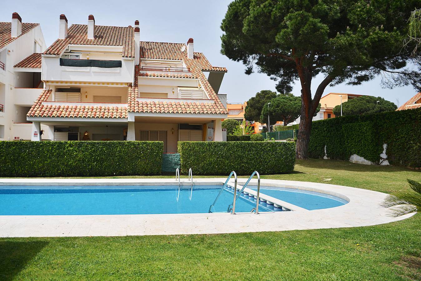 Apartamento entero, Apartamento con gran terraza privada, cerca de la playa, jardín y piscina comunitaria. Pk in Platja d'Aro, Costa Brava