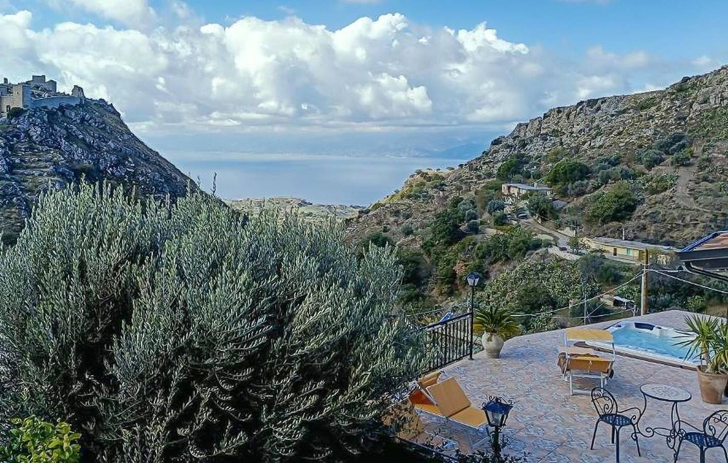 Seaside 150m² Apartment with Pool and Garden in Motta San Giovanni in Motta San Giovanni, Reggio Calabria Province