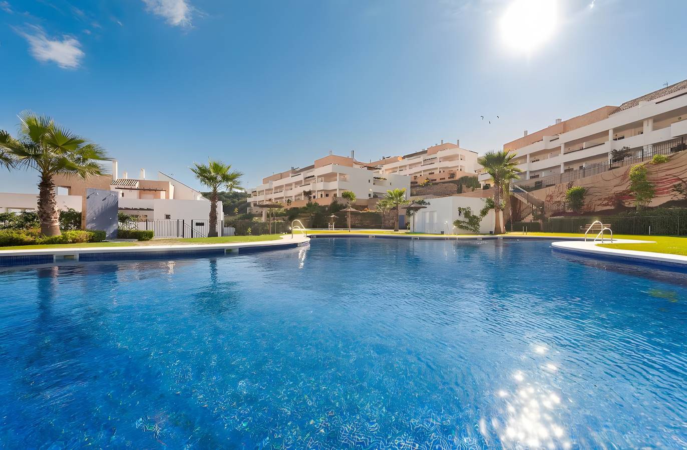 Entire apartment, Penthouse Apartment in Alcaidesa with Mountain View, Wi-Fi, Pool, Garden & Terrace in La Alcaidesa, San Roque
