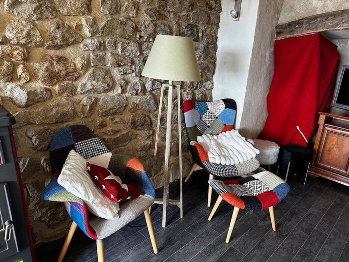 Location de vacances pour 2 personnes, avec Terrasse ainsi que Jardin et Vue à Chalencon