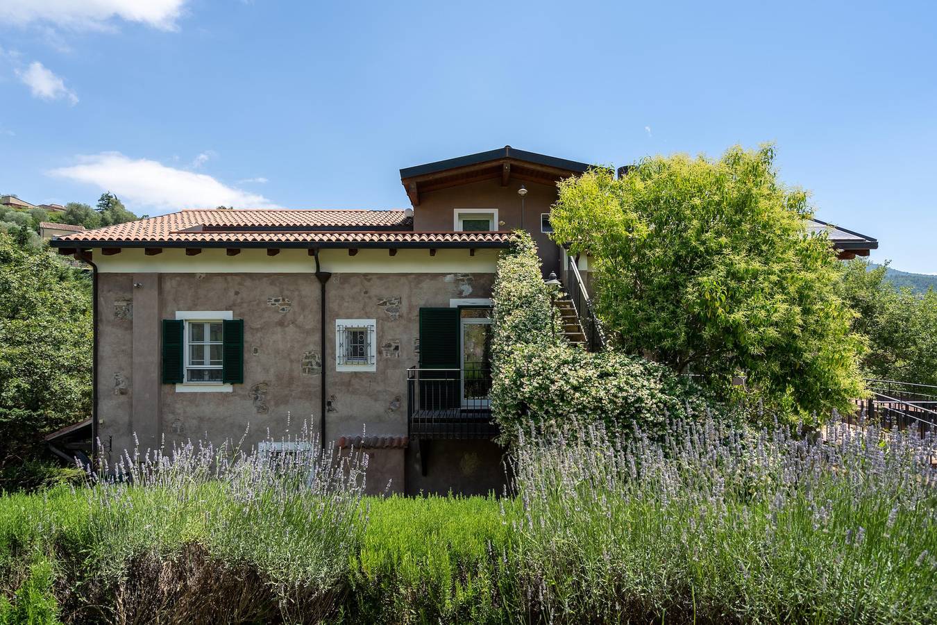 Appartamento intero, Appartamento Rosmarino con vista sulle montagne, giardino, piscina condivisa e Wi-Fi in Garlenda, Riviera di Ponente