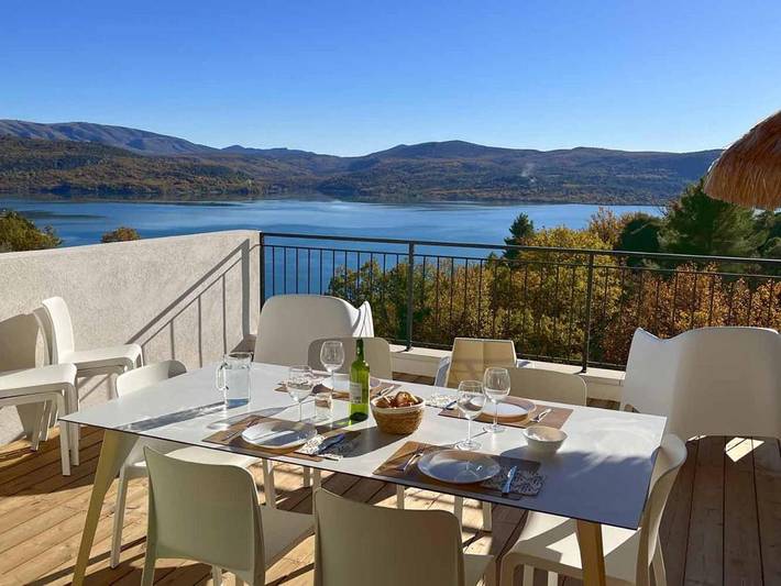 Villa pour 10 personnes, avec Balcon et Terrasse ainsi que Piscine et Vue sur le lac dans les Gorges du Verdon