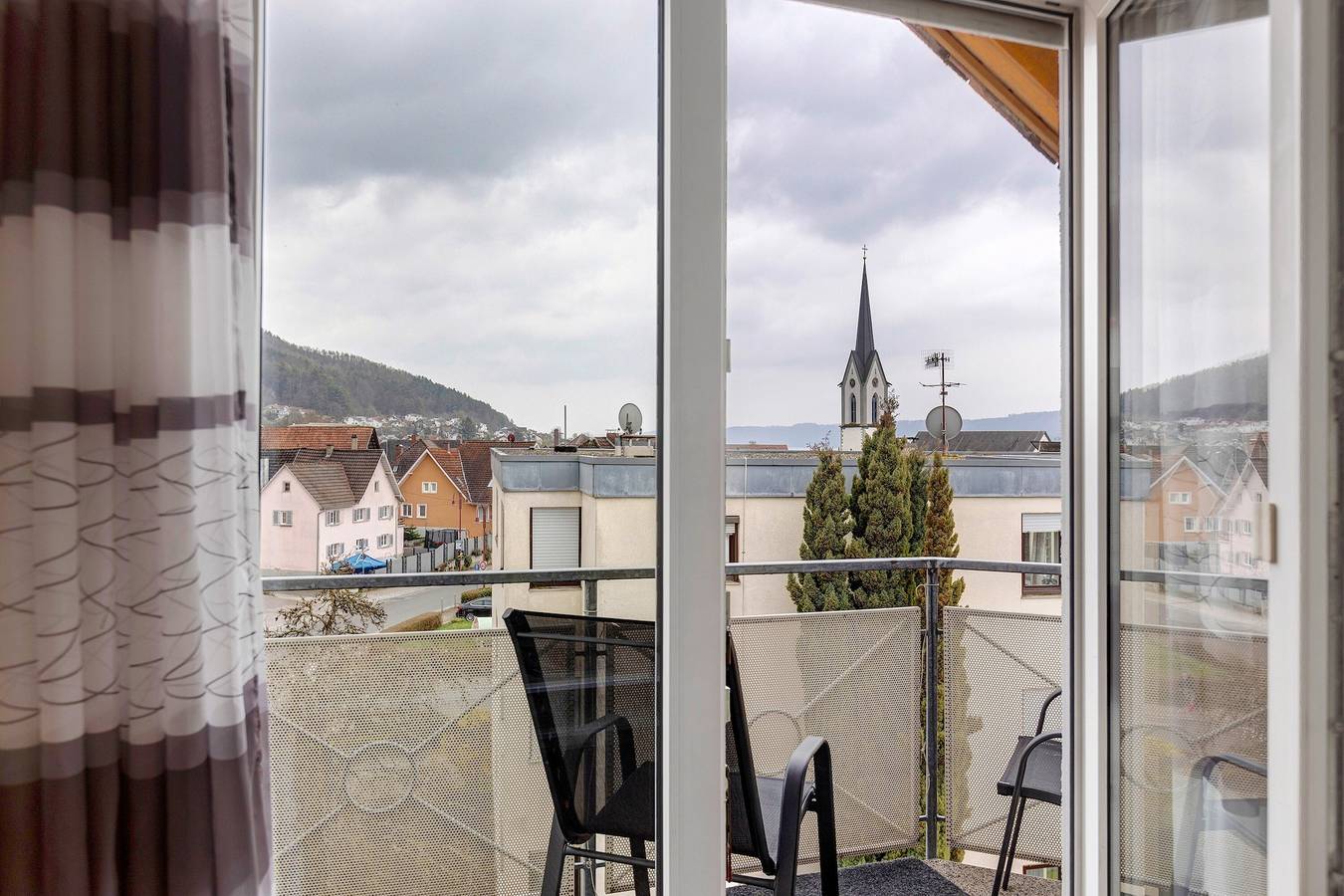 Ganze Wohnung, 2-Zimmer Ferienwohnung, 44qm, 1 Schlafraum, Balkon, max. 2 Personen in Bodman-Ludwigshafen, Landkreis Konstanz