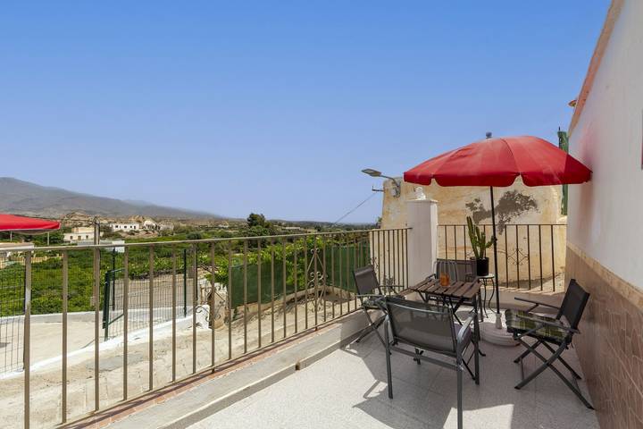 Casa de vacaciones 'Cueva' con vistas a la montaña, terraza privada y Wi-Fi in Gádor, Cordillera Penibética