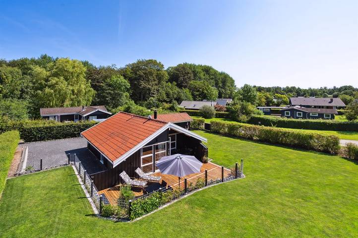 Ferieudlejning for 6 personer, med have og terrasse såvel som sauna og jacuzzi i Rendbjerg