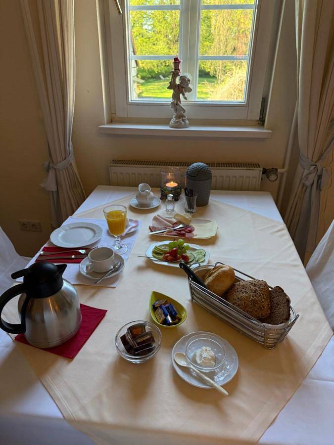 Hotel, mit Terrasse und Garten sowie Ausblick in Bad Zwesten - 3