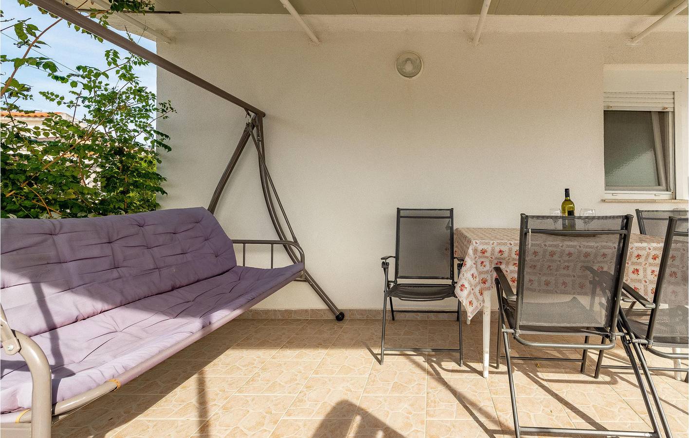 Geheel vakantieappartement, Appartement aan het strand met WiFi, AC, parkeerplaats & terras in Vir