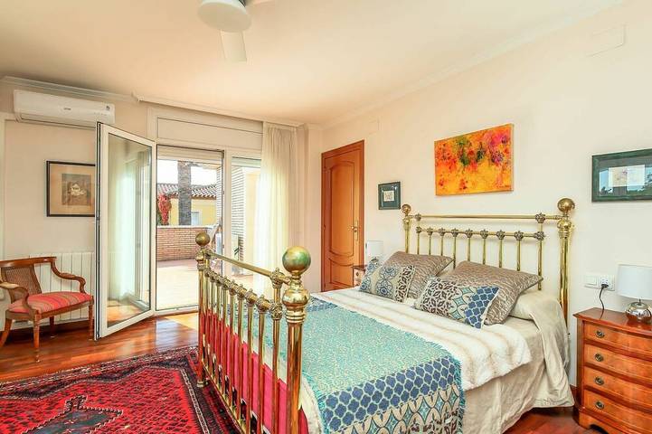 Atemberaubendes alleinstehendes Ferienhaus mit  W-Lan, Klimaanlage, privatem Pool, TV und Innenhof in Reus, Costa Dorada