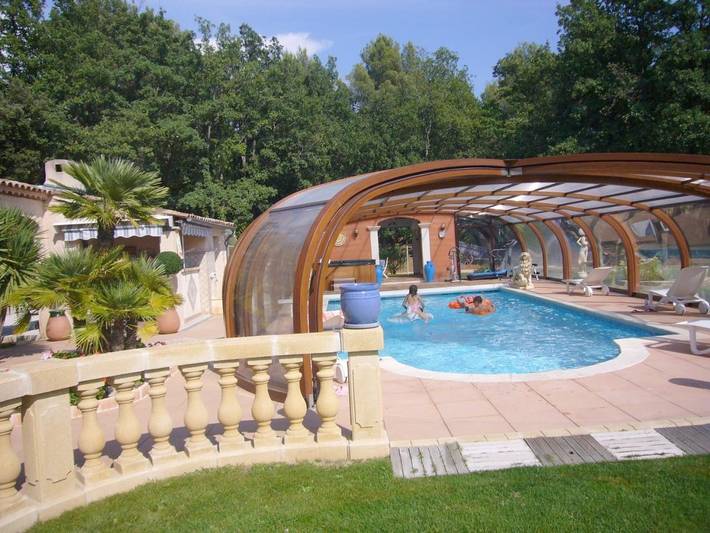 Location de vacances pour 4 personnes, avec piscine ainsi que jardin et vue à Nans-les-Pins