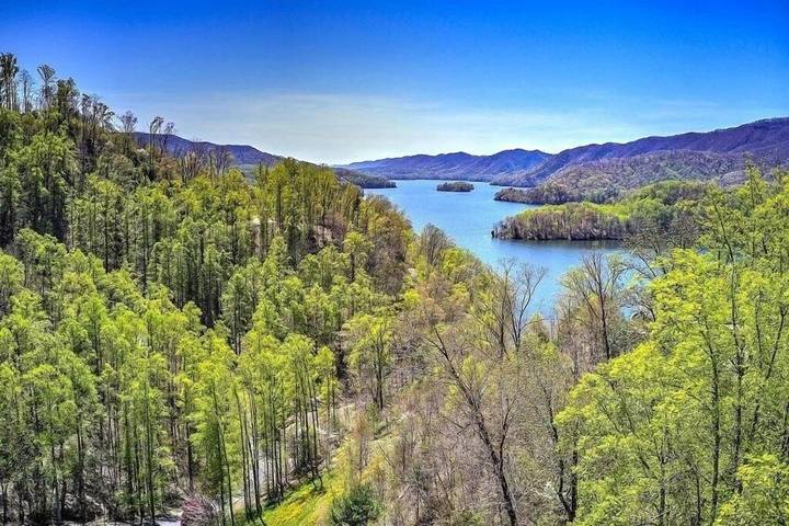 Log cabin for 8 people, with hot tub and balcony in Watauga Lake