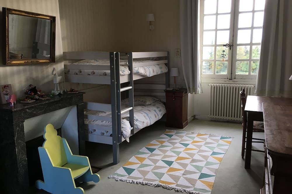 Propriété de charme spacieuse, bien équipée, avec grand parc et tennis in Marigny-Brizay, Vienne (France)