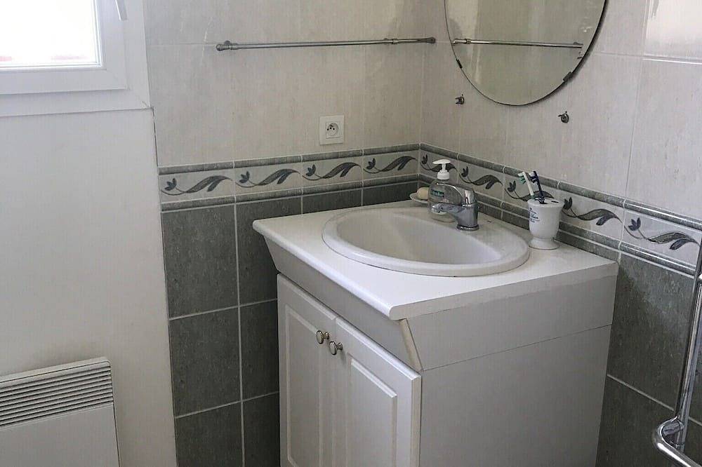 Cottage with Private Heated Pool, 15 Mins to Nearest Beach in Mortagne-sur-Gironde, Saintes region