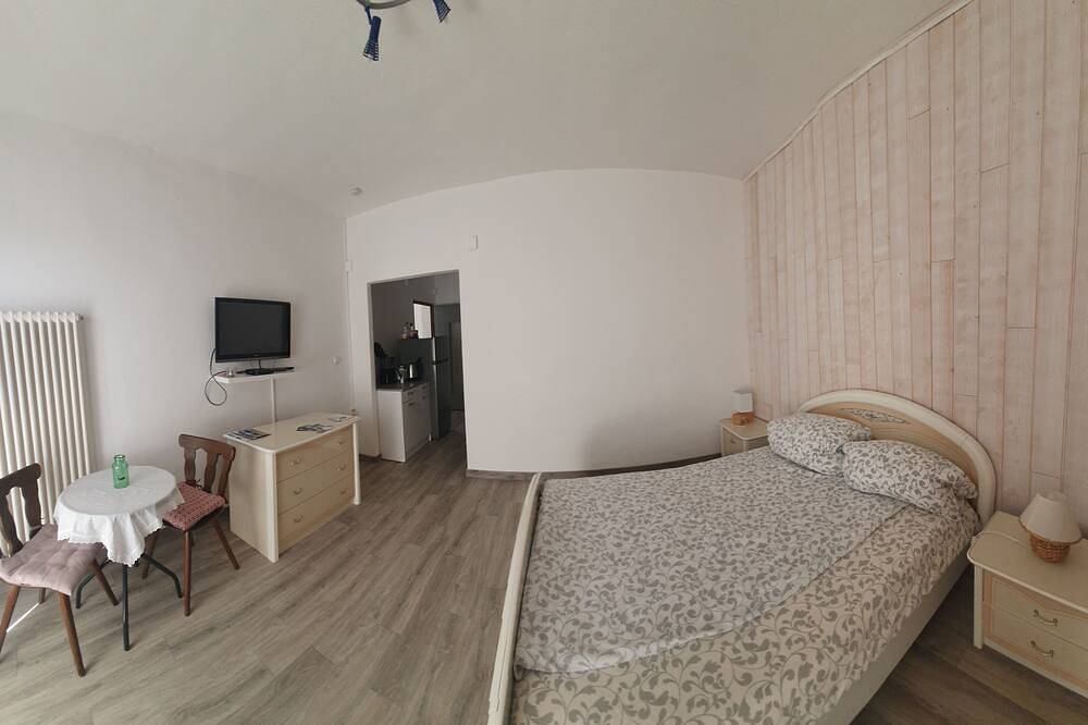 Apartamento entero, Apartamento en un ambiente rústico con vistas al mar. in Villanova (Córcega), Region de Ajaccio
