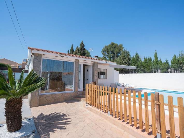 Casa de vacaciones para 8 personas, con piscina además de jardín y terraza en Ribarroja del Turia