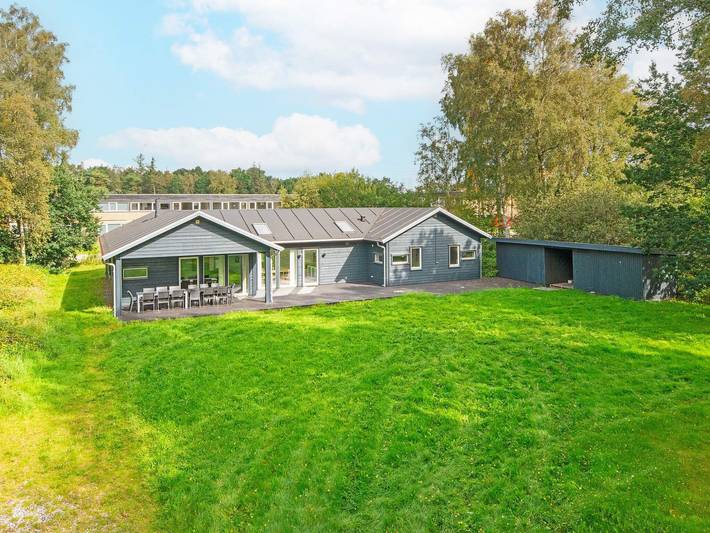 Ferieudlejning for 14 personer, med Terrasse og Sauna i Grenaa