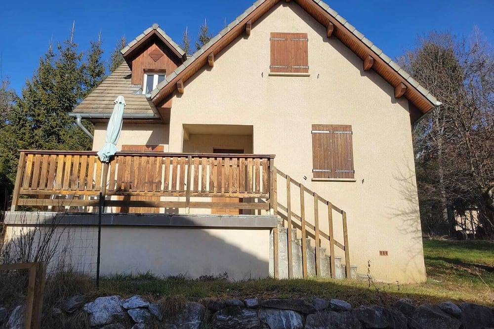 A family home and a place to stay with friends. Relaxation guaranteed in the heart of nature. in Seyne, Alpes-de-Haute-Provence