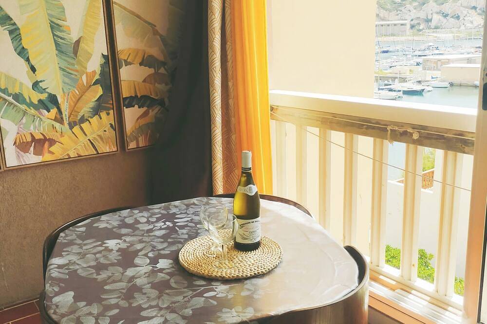 Appartement entier, Studio sur l'île du Frioul : au pied d'une plage et de la calanque Morgiret. in Frioul archipelago, Marseille