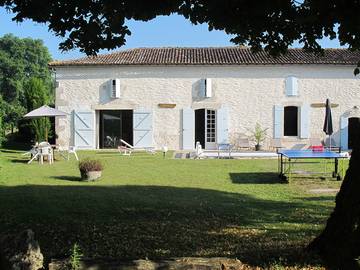 Gîte pour 7 personnes, avec piscine ainsi que terrasse et jardin à Corme-Écluse